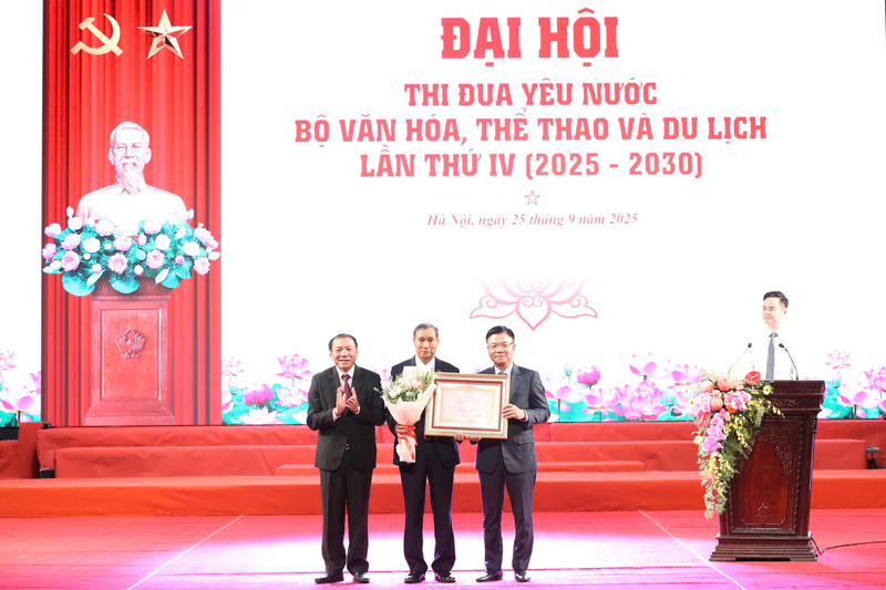 Phó Thủ tướng Lê Thành Long trao danh hiệu Anh hùng Lao động cho ông Mai Đức Chung, nguyên Huấn luyện viên trưởng Đội tuyển Bóng đá nữ quốc gia Việt Nam. Ảnh: Trần Huấn