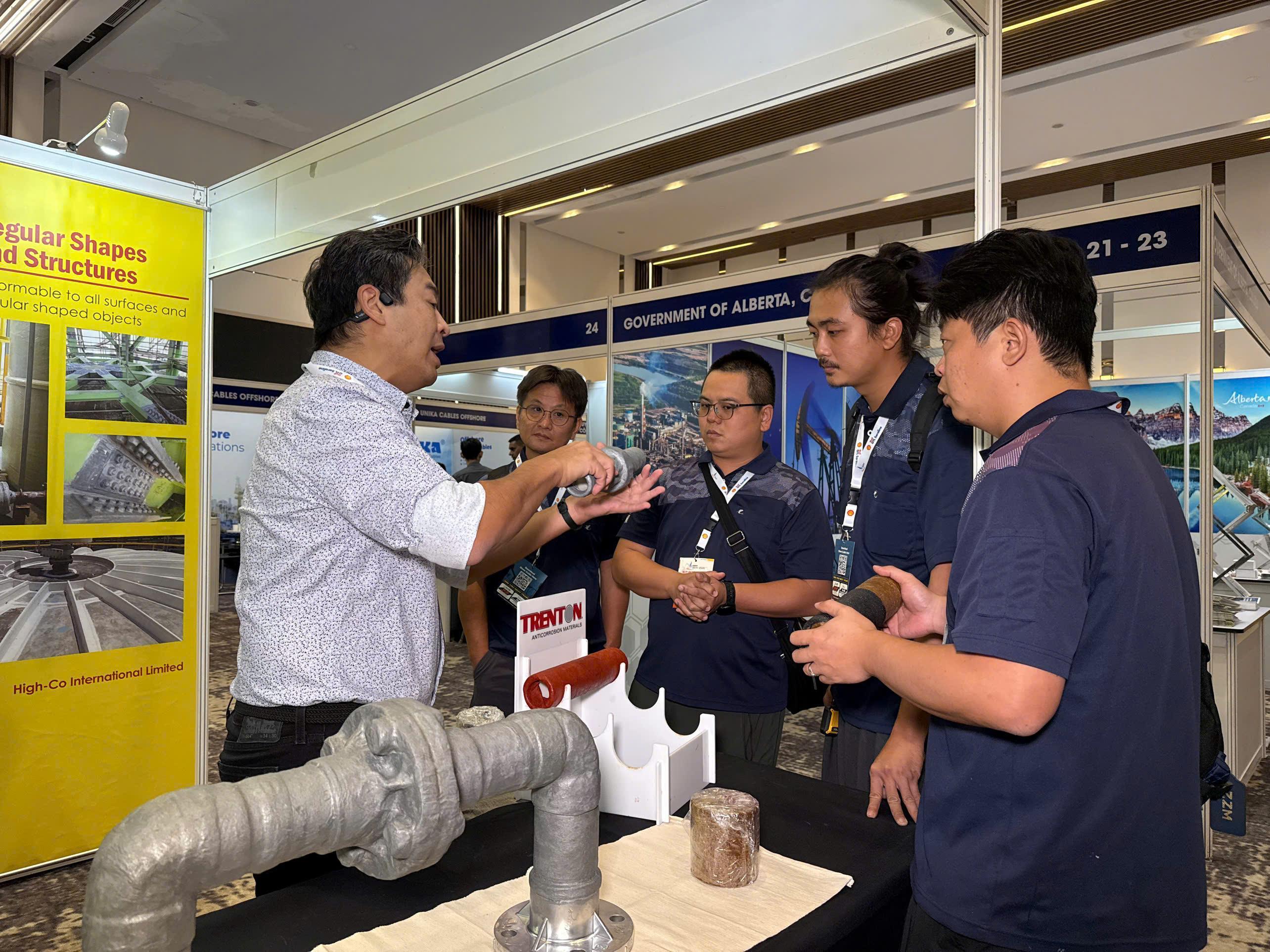 Đại diện các doanh nghiệp giới thiệu sản phẩm với đại biểu tham quan triển lãm. Ảnh: CTV