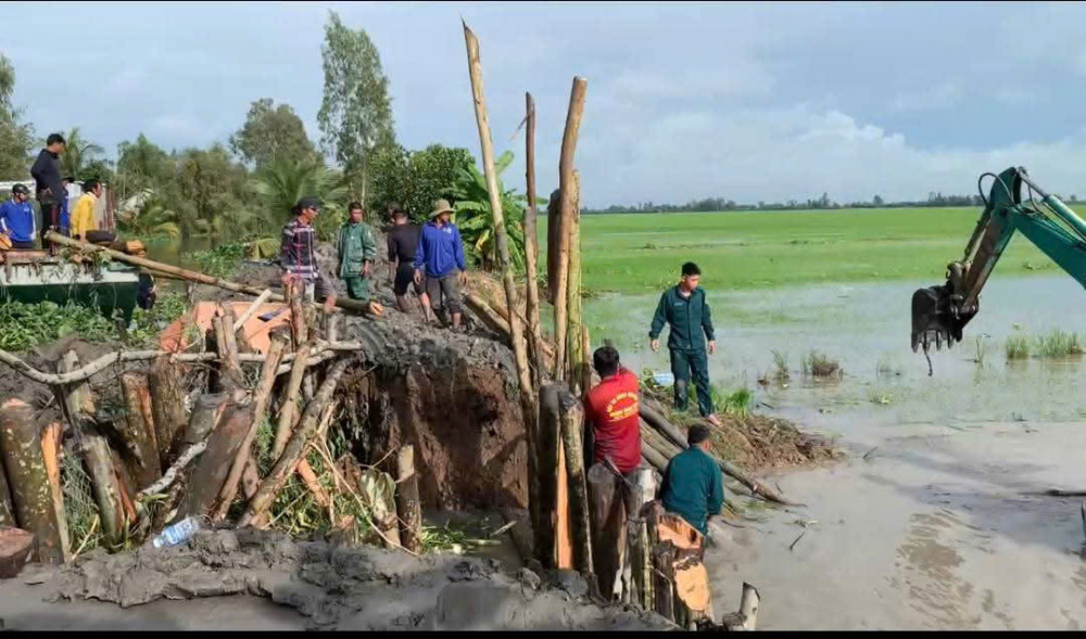 Xã Vĩnh Châu huy động phương tiện, lực lượng khắc phục sự vỡ đê