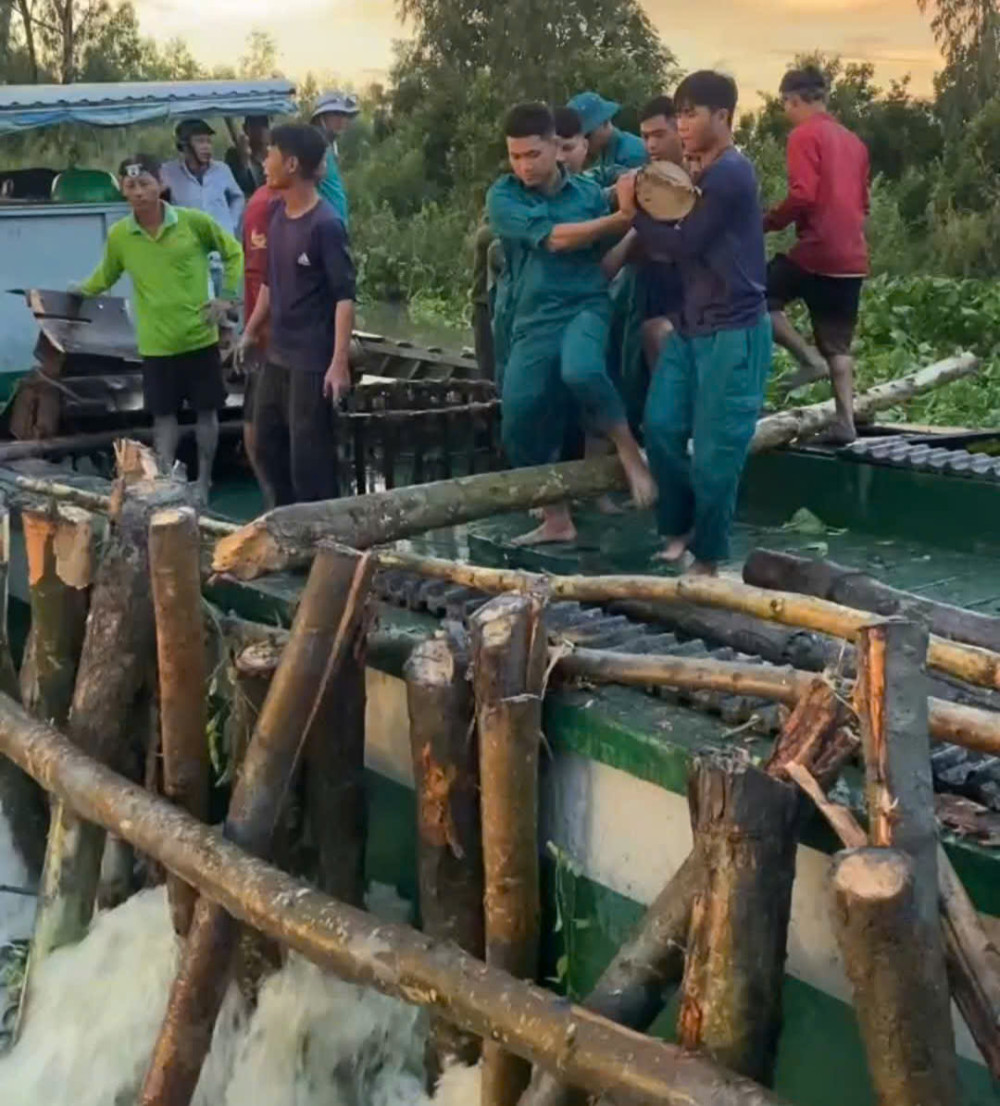 Xã Vĩnh Châu huy động phương tiện, lực lượng khắc phục sự vỡ đê