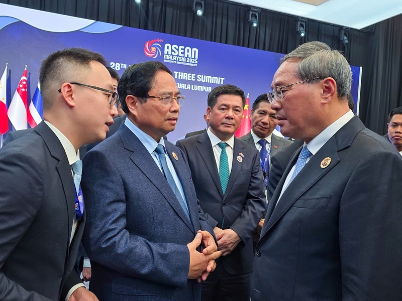 Thủ tướng Phạm Minh Chính gặp Thủ tướng Trung Quốc Lý Cường. Ảnh: BNG