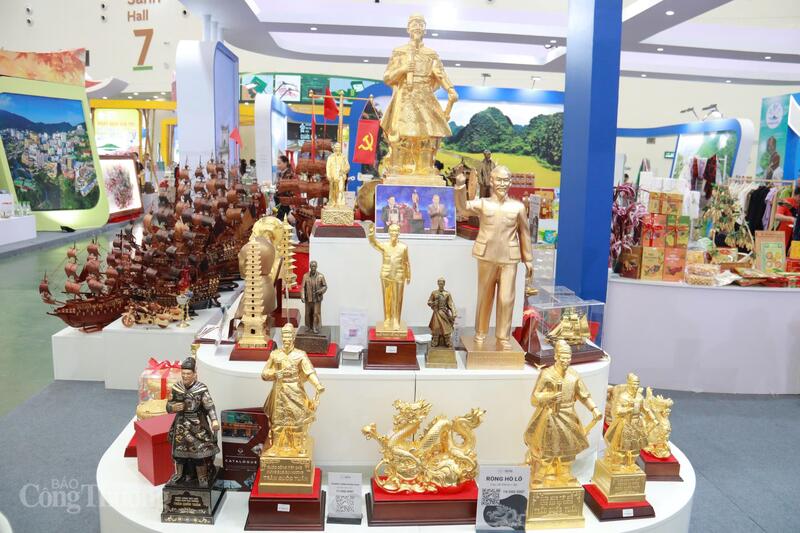 Nhiều sản phẩm tượng đồng thủ công được trưng bày tại gian hàng. Ảnh: Thanh Tuấn