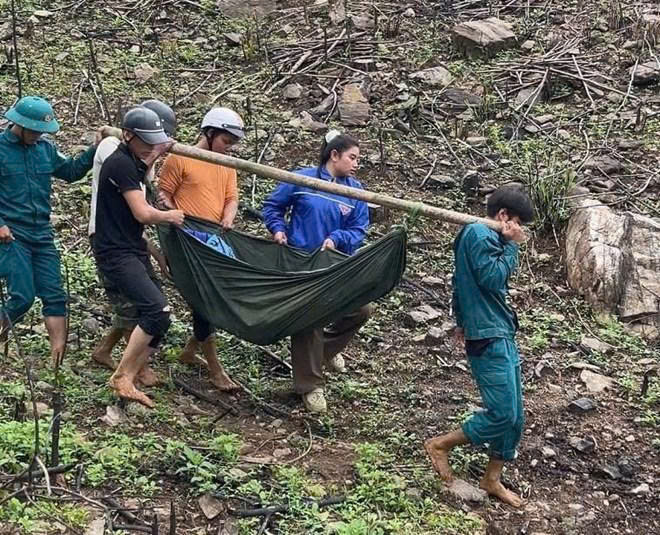 Vượt qua những đoạn bùn lầy, sạt lở để giúp người dân kịp thời đến được bệnh viện cấp cứu. Ảnh: Tuệ Lâm