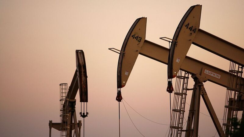 Giá dầu thế giới tăng sau khi OPEC+ quyết định tăng nhẹ sản lượng dầu thô cho tháng 12/2025 và tạm dừng kế hoạch nâng sản lượng trong quý I năm 2026. Ảnh: CNN.