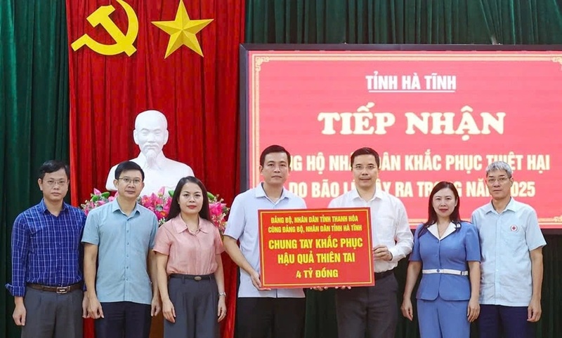 Chiều tối 11/11, ông Nguyễn Hồng Phong, Phó Bí thư Thường trực Tỉnh ủy tỉnh Thanh Hóa cùng đoàn công tác đã trao nguồn lực hỗ trợ 4 tỷ đồng giúp tỉnh Hà Tĩnh khắc phục hậu quả thiên tai. Ảnh: Báo Hà Tĩnh