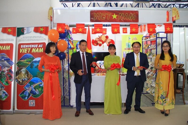 Đại sứ quán và Thương vụ khai trương gian hàng Việt Nam tại Hội chợ quốc tế Algeria (tháng 6/2025)