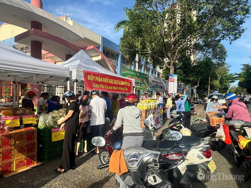 Sáng 24/11, rất đông người dân đến điểm bán hàng bình ổn giá của Siêu thị Co.opmark Vũng Tàu mua sắm.