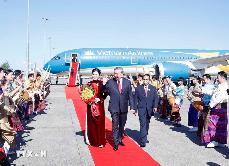 Tổng Bí thư Tô Lâm và Phu nhân cùng đoàn đại biểu cấp cao Việt Nam tới thủ đô Vientiane, bắt đầu chuyến thăm cấp Nhà nước tới Lào, dự Lễ kỷ niệm 50 năm Quốc khánh nước CHDCND Lào. Ảnh: Thống Nhất/TTXVN