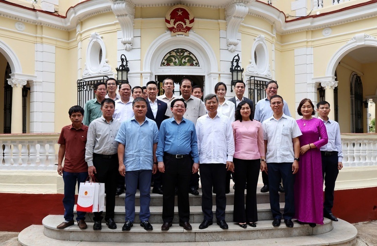 Phó Thủ tướng và đoàn công tác chụp ảnh lưu niệm với cán bộ, nhân viên Đại sứ quán Việt Nam tại Cuba - Ảnh: VGP/Gia Huy