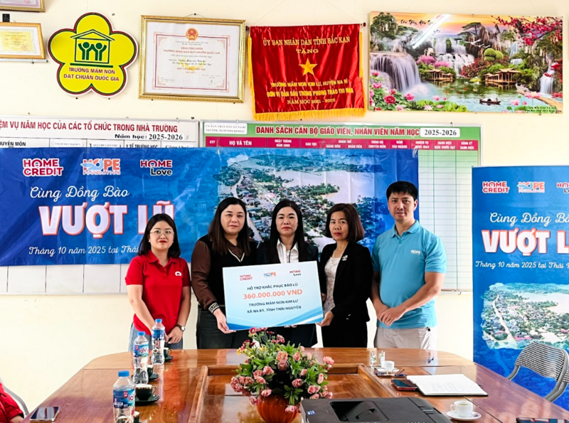 Đội ngũ Home Credit Việt Nam đã đóng góp hơn 2 tỷ đồng để hỗ trợ tái thiết trường học và hỗ trợ nhân viên của mình tại những vùng bị ảnh hưởng bởi bão lũ. Ảnh: Home Credit