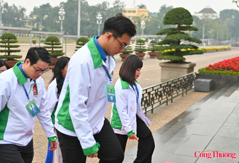 Bí thư Đoàn Bộ Công Thương Nguyễn Ngọc Tâm cùng các đại biểu Đoàn Thanh niên Bộ Công thương vào viếng Chủ tịch Hồ Chí Minh.