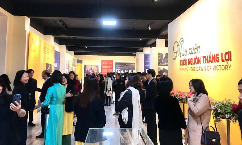 Trưng bày