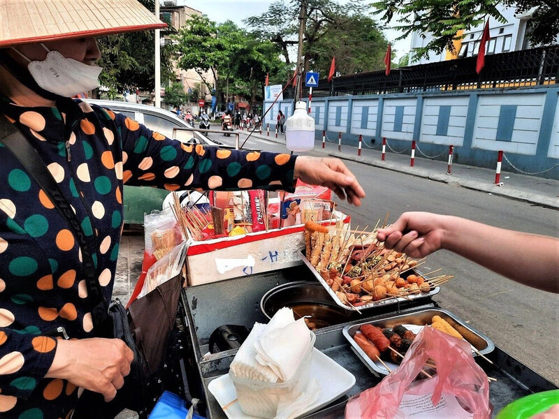 Thực phẩm đường phố luôn tiềm ẩn nguy cơ mất vệ sinh an toàn thực phẩm. Ảnh: Tuệ Lâm