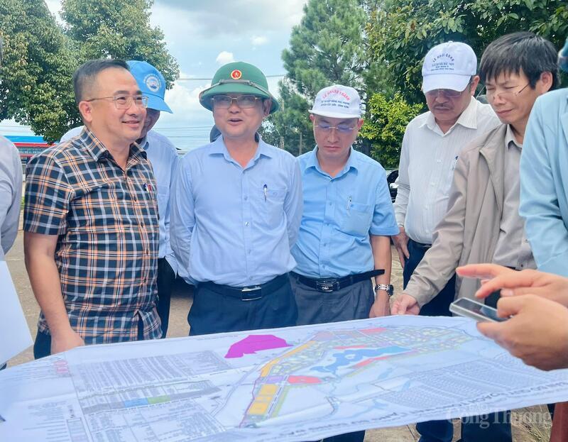 Lãnh đạo tỉnh Gia Lai khảo sát tại khu vực triển khai Dự án Đường trục chính kết nối Khu đô thị CK54, Khu công nghiệp Trà Đa đến trung tâm phường Pleiku và xã Biển Hồ, hồi tháng 8/2025. Ảnh: Hiền Mai