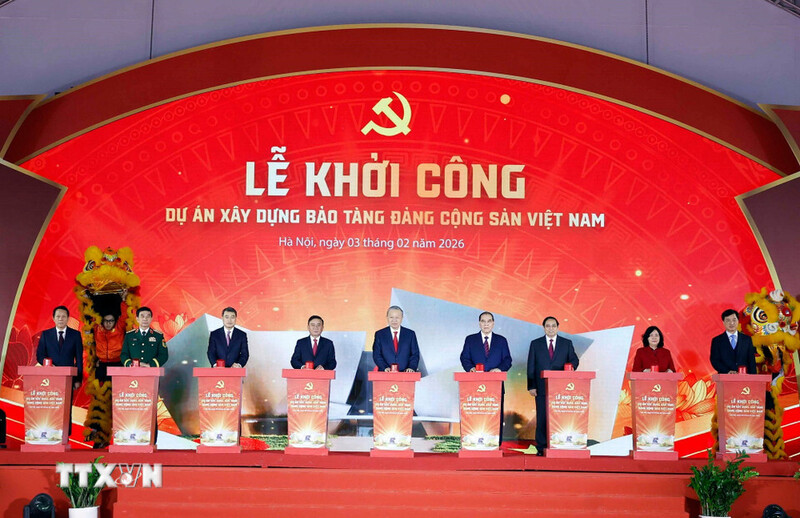 Các đồng chí lãnh đạo Đảng, Nhà nước thực hiện nghi thức bấm nút khởi công dự án. Ảnh: TTXVN