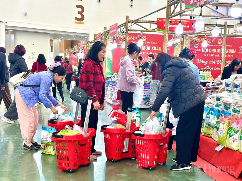 Hội chợ Mùa Xuân hút khách thăm quan tới mua sắm. Ảnh: Nguyễn Nam