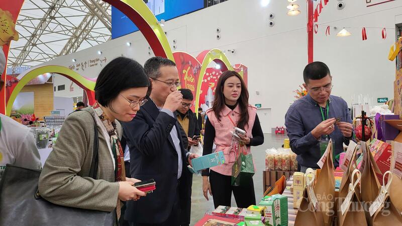 Đoàn khách của Jetro Hà Nội hào hứng với sản phẩm thủ công của Huế. Ảnh: Ngọc Tiến
