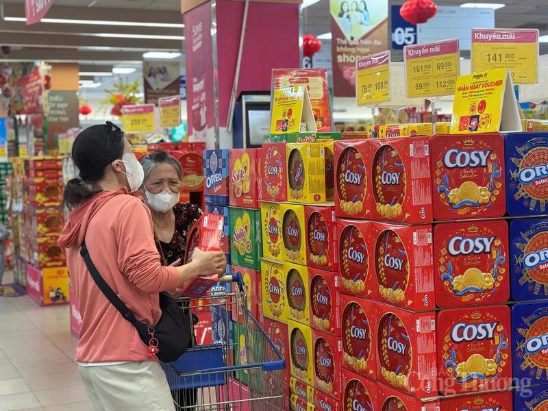 Người dân lựa chọn bánh kẹo tại siêu thị. Ảnh: Thừa Ngọc