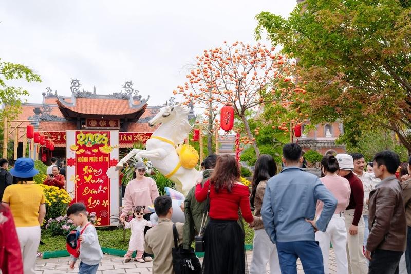 Người dân vãn cảnh chùa Hoằng Phúc, xã Lệ Thuỷ dịp đầu năm.