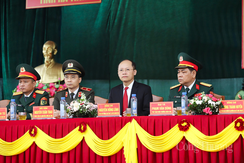 Đại tá Phạm Văn Dũng, Phó Tham mưu trưởng Quân khu 4; Thiếu tướng Nguyễn Xuân Thao, Giám đốc Công an tỉnh cùng lãnh đạo tỉnh Hà Tĩnh tham dự lễ giao nhận quân.