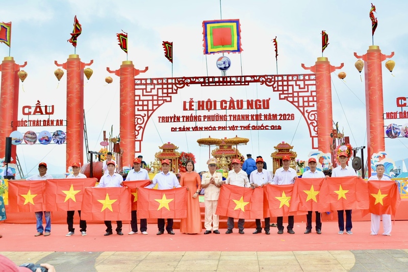 Trao cờ Tổ quốc cho ngư dân vươn khơi, bám biển. Ảnh: Ngọc Thảo