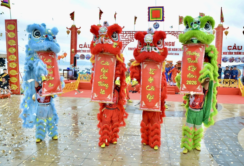 Lễ hội Cầu ngư gửi gắm khát vọng một năm “trời yên biển lặng, thuận buồm xuôi gió, tôm cá đầy khoang”. Ảnh: Ngọc Thảo