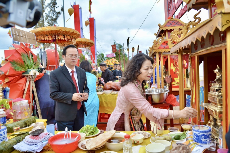 Nghi thức dâng hương tưởng nhớ các bậc tiền nhân. Ảnh: Ngọc Thảo