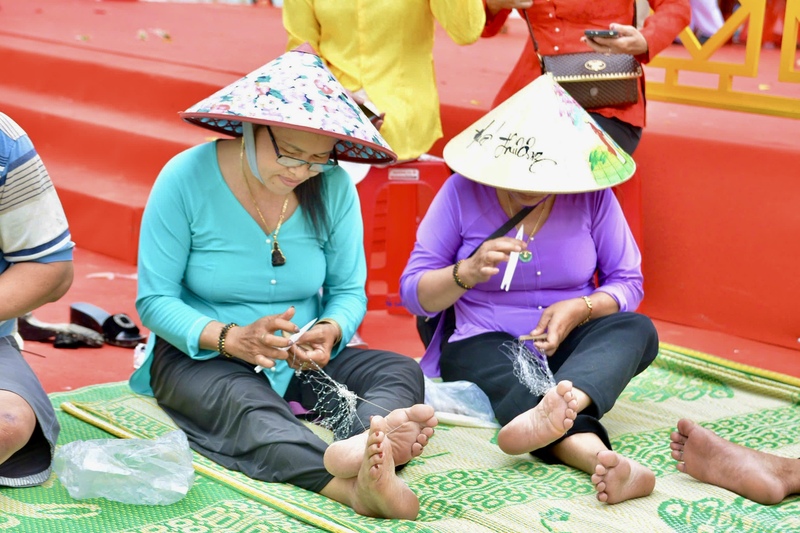 Thi đan lưới tái hiện nét lao động của ngư dân vùng biển Đà Nẵng. Ảnh: Ngọc Thảo