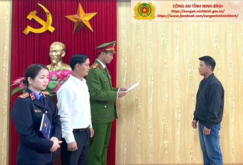 Bị can Vũ Văn Dũng bị bắt tạm giam để điều tra, làm rõ về hành vi phạm tội “Sản xuất hàng giả là thực phẩm”. Ảnh Công an Ninh Bình