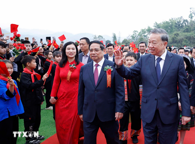 Tổng Bí thư Tô Lâm và Thủ tướng Phạm Minh Chính dự Lễ khởi công, động thổ đồng loạt các trường nội trú liên cấp biên giới tại xã Đồng Đăng, tỉnh Lạng Sơn. Ảnh: Thống Nhất/TTXVN
