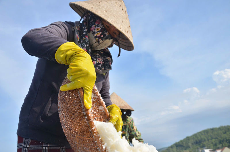 Do đặc thù vị trí địa lý nên việc xây kho bãi trữ muối ở Sa Huỳnh gặp nhiều khó khăn. Ảnh: Nguyễn Dương