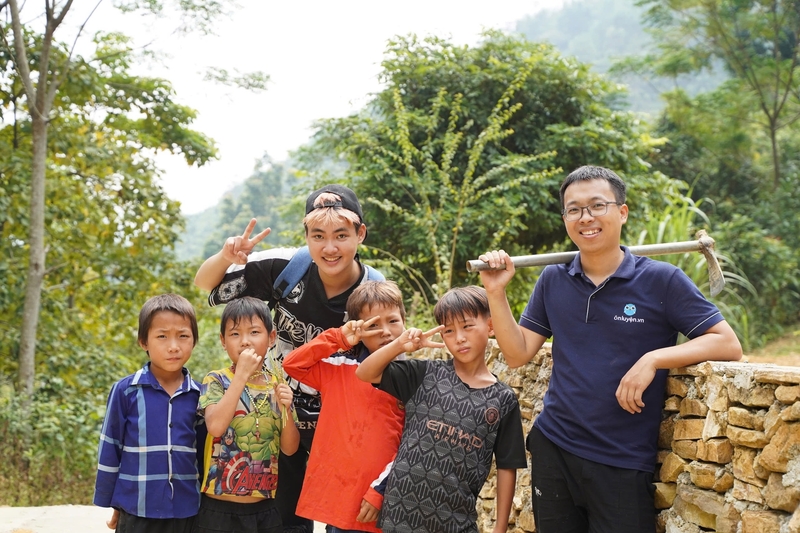 Anh Cải cùng tình nguyện viên trồng cây tại chương trình “Triệu cây xanh - Ươm mầm trên rẻo cao” năm 2023 tại xã Văn Chấn, Lào Cai . Ảnh: NVCC