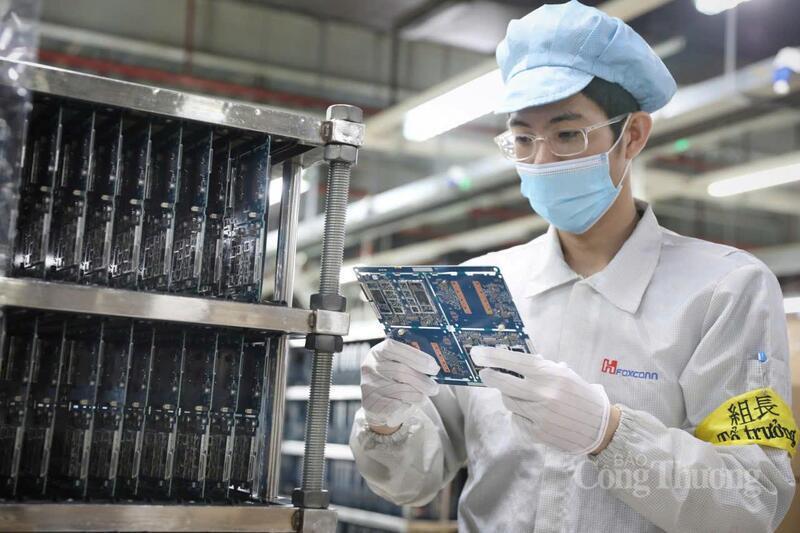 Tại các khu công nghiệp ở Bắc Ninh như: Quế Võ, VSIP Bắc Ninh, Quang Châu… một số nhà máy vẫn duy trì nhịp sản xuất cao, lắp ráp nhiều dòng thiết bị điện tử phục vụ thị trường toàn cầu như: iPhone, iPad, PlayStation.