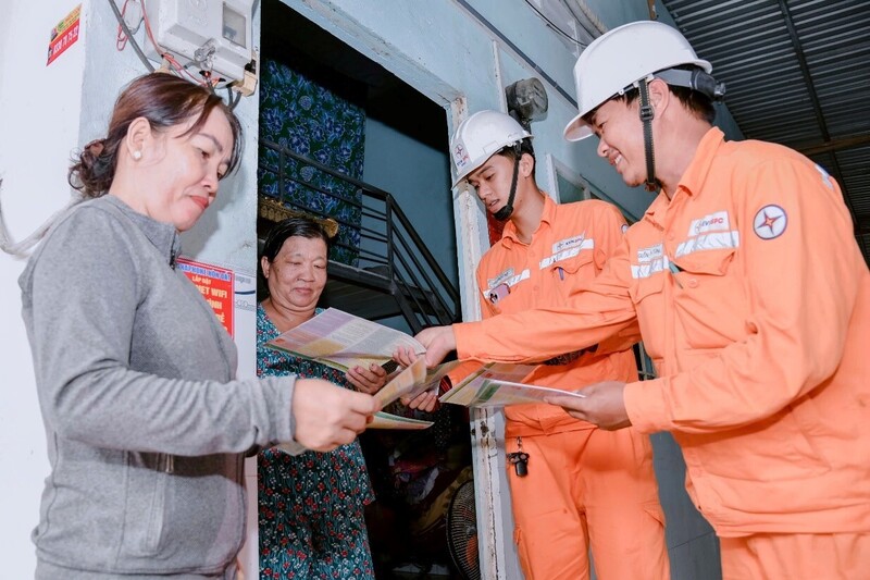 Nhân viên ngành điện miền Nam tuyên truyền sử dụng điện an toàn, tiết kiệm đến từng hộ gia đình. Ảnh: EVNSPC.