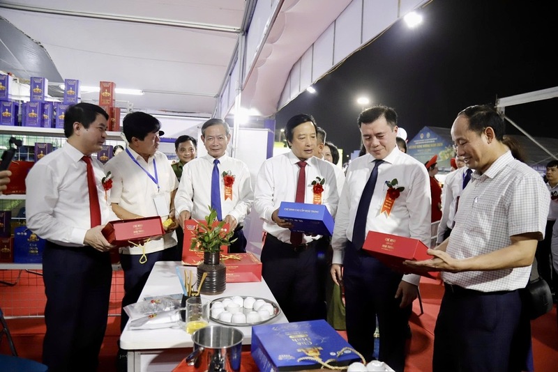 Thứ trưởng Bộ Công Thương Nguyễn Sinh Nhật Tân và các đại biểu thăm gian hàng OCOP của tỉnh Phú Thọ. Ảnh: CTV