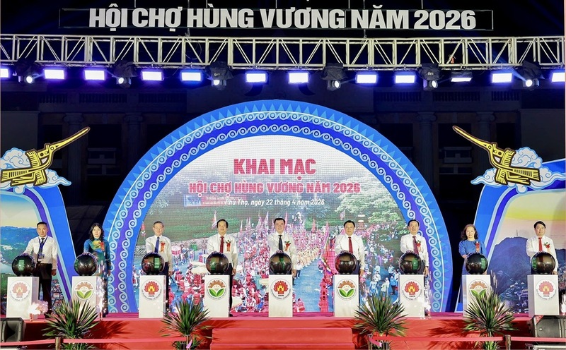 Thứ trưởng Bộ Công Thương Nguyễn Sinh Nhật Tân cùng các đại biểu thực hiện nghi thức khai mạc Hội chợ Hùng Vương phục vụ nhân dân và du khách về dự Giỗ Tổ Hùng Vương - Lễ hội Đền Hùng và Tuần Văn hóa, Du lịch Đất Tổ năm Bính Ngọ 2026. Ảnh: CTV