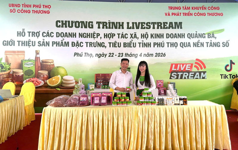 Ông Nguyễn Hữu Tuấn, Giám đốc Trung tâm Phát triển thương mại điện tử và Công nghệ số (eComDX) (bên trái) tại sự kiện.
