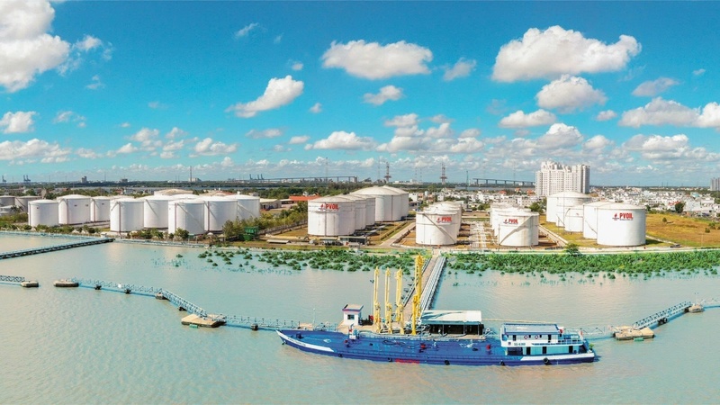 PVOIL đã chủ động đầu tư, hoàn thành nâng cấp sức chứa ethanol tại các kho đầu nguồn để đảm nhận vai trò đầu mối nhập khẩu và là trung tâm phân phối ethanol cho các cơ sở pha chế khác ở khu vực lân cận. Ảnh: Petrovietnam