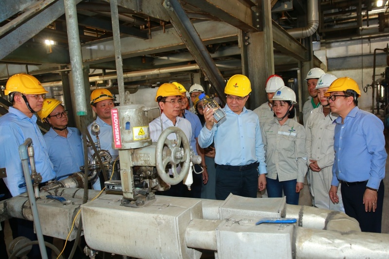 Bộ trưởng Bộ Công Thương Lê Mạnh Hùng cùng lãnh đạo Petrovietnam, lãnh đạo BSR kiểm tra tình hình sản xuất tại Nhà máy Nhiên liệu sinh học Dung Quất. Ảnh: Petrovietnam