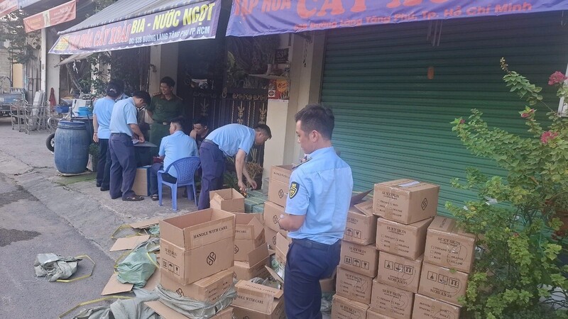 Lực lượng quản lý thị trường TP. Hồ Chí Minh kiểm tra, phát hiện và thu giữ hàng nghìn chai sữa tắm là hàng hóa nhập lậu, không có hoá đơn, chứng từ, không có hồ sơ tài liệu liên quan đến chất lượng sản phẩm, không có hồ sơ công bố sản phẩm mỹ phẩm. Ảnh: Chi cục QLTT TP. Hồ Chí Minh.