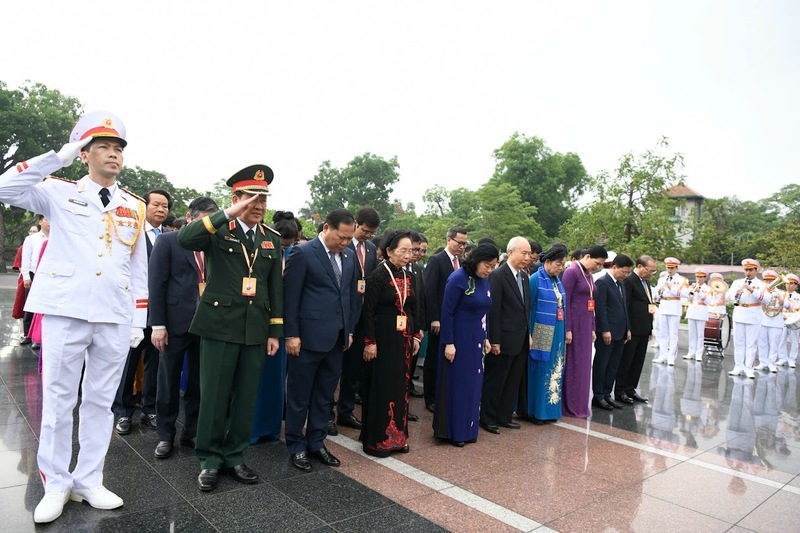 Các đại biểu thành kính tưởng nhớ những người con ưu tú của dân tộc đã không tiếc máu xương, dũng cảm chiến đấu hy sinh vì sự nghiệp đấu tranh giải phóng dân tộc, vì nền độc lập tự do của Tổ quốc, vì hạnh phúc của nhân dân.