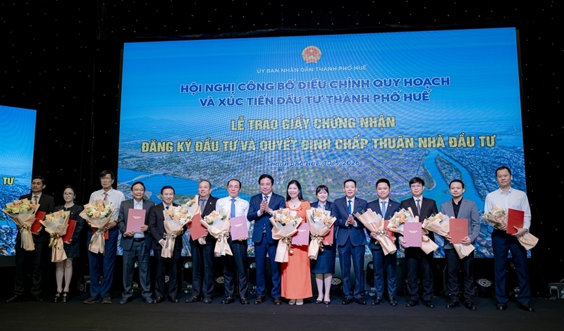 Lãnh đạo thành phố Huế trao giấy chứng nhận đăng ký đầu tư và quyết định chấp thuận nhà đầu tư. Ảnh: M. Hiếu