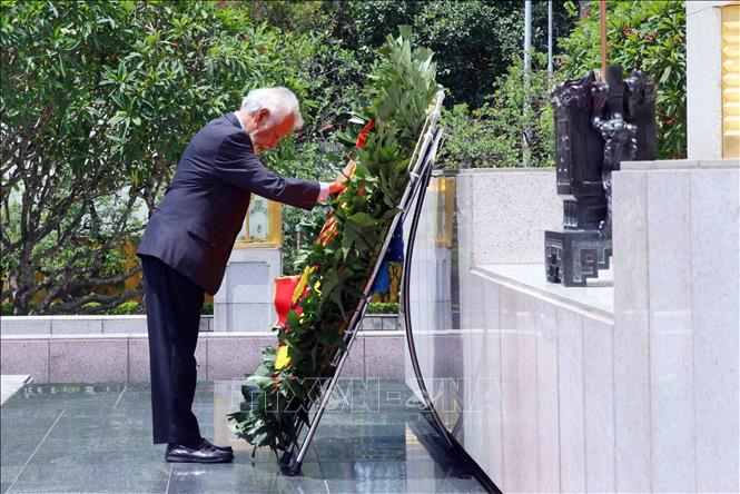 Thủ tướng Cộng hòa dân chủ Timor-Leste Kay Rala Xanana Gusmão đến đặt vòng hoa tại Đài tưởng niệm các Anh hùng Liệt sĩ (đường Bắc Sơn, Hà Nội) - Ảnh: TTXVN