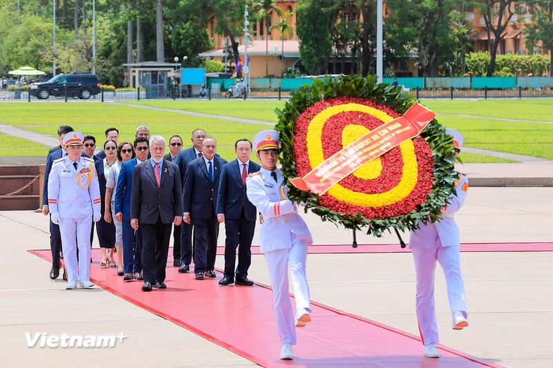 Thủ tướng Timor-Leste Kay Rala Xanana Gusmão đến đặt vòng hoa và vào Lăng viếng Chủ tịch Hồ Chí Minh - Ảnh: TTXVN
