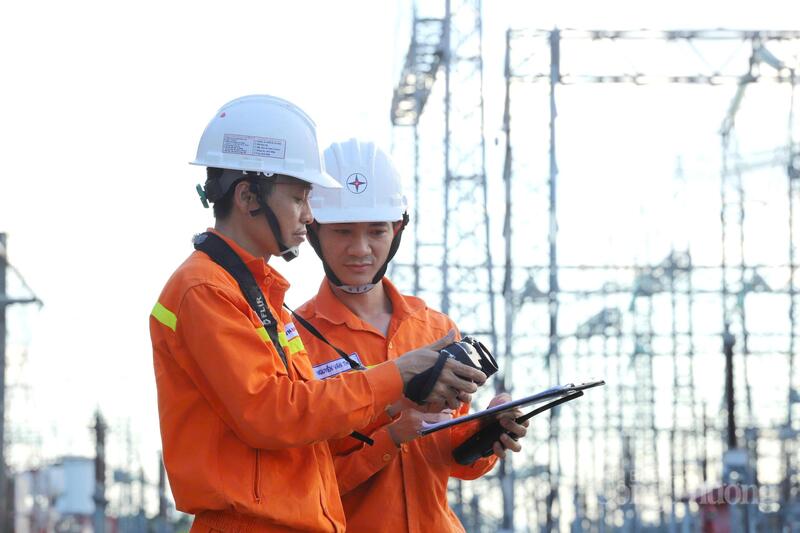 Công nhân PTC1 ứng trực trong quản lý vận hành vào đợt nắng nóng cao điểm vừa qua. Ảnh: Mạnh Hùng