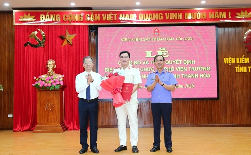 Các ông Nguyễn Văn Quảng, Bí thư Trung ương Đảng, Bí thư Đảng ủy, Chánh án Tòa án Nhân dân tối cao; Hồ Đức Anh, Phó Bí thư Thường trực Đảng ủy, Phó Viện trưởng VKSND tối cao trao quyết định và tặng hoa chúc mừng tân Phó Viện trưởng VKSND tỉnh Thanh Hóa Lê Đức Sơn. Ảnh: Quốc Hương