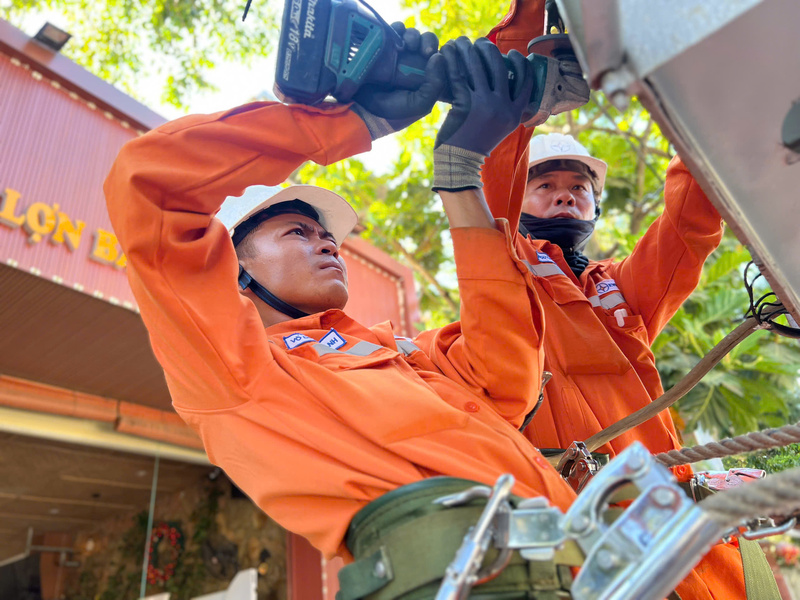 PC Quảng Ngãi đang triển khai đồng bộ nhiều giải pháp, chủ động ứng phó với nguy cơ quá tải trong mùa cao điểm. Ảnh: PC Quảng Ngãi