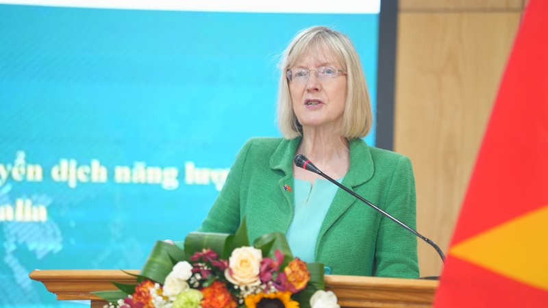 Bà Gillian Bird - Đại sứ đặc mệnh toàn quyền Australia tại Việt Nam phát biểu tại lễ ký kết.