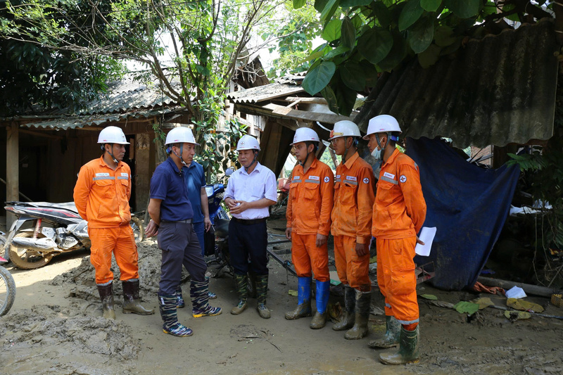 Ông Nguyễn Anh Tuấn - Giám đốc Công ty Điện lực Lào Cai (đứng thứ 2 bên trái sang) trong một lần chỉ đạo công nhân khắc phục hậu quả mưa bão tại khu vực Bảo Yên. Ảnh: LN