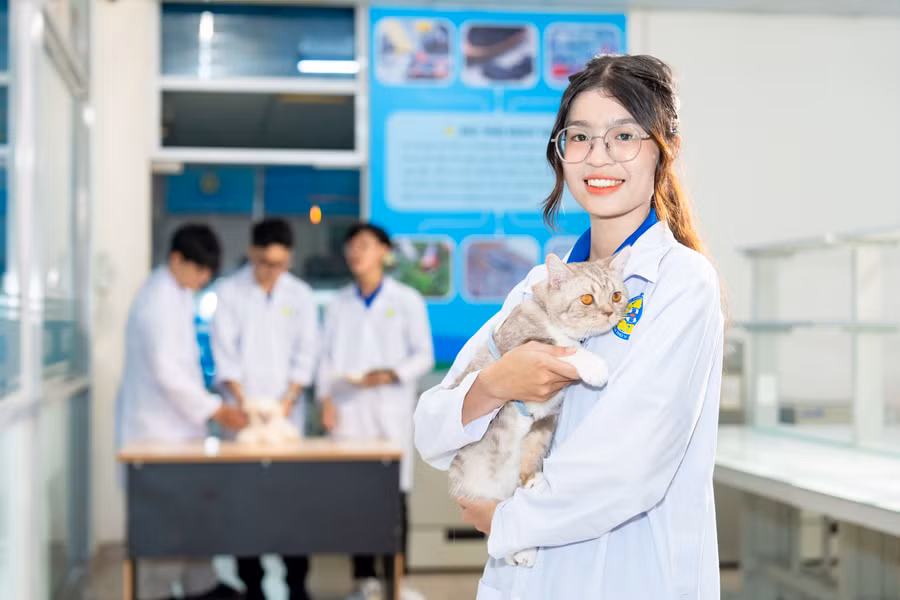 Sinh viên ngành Thú y HUTECH được rèn luyện kỹ năng khám, chăm sóc và điều trị động vật trong môi trường thực hành chuyên nghiệp. 74t01027-1.jpg